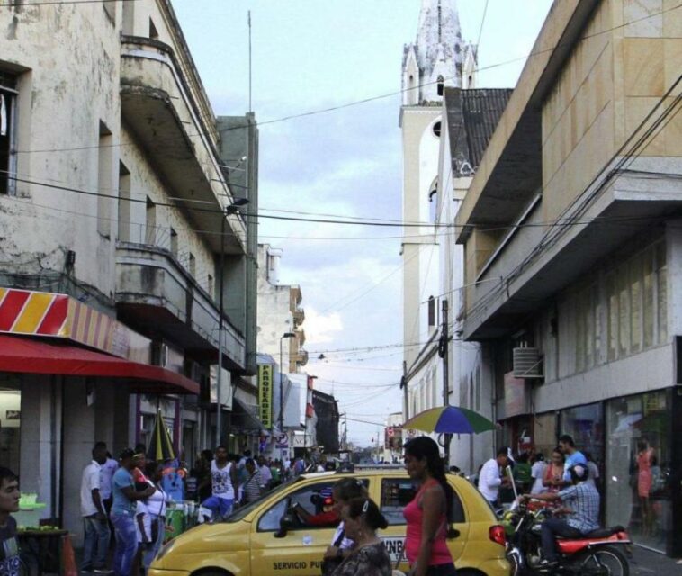 A la cárcel, abogada y a un amigo por amenazas a jueces y periodistas en banda criminal