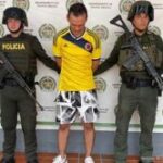 : En la imagen se observa al capturado junto a dos uniformados de la Policía Nacional. Detrás de ellos el banner que identifica al Departamento de Policía de Arauca
