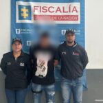 Dos funcionarios del CTI Atlántico custodian al presunto agresor sexual tras su captura.