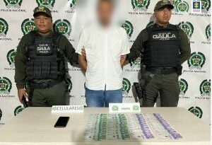 Dos uniformados acompañan al capturado quien serían integrante de la organización delincuencial Los Costeños.
