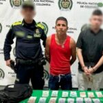 Uniformados de la Policía Nacional custodian a los capturados implicados en un hurto a una entidad bancaria.