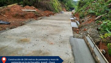 Alcaldía Municipal de Acandí muestra importantes avances en la construcción del pavimento y muro de contención en la vía que conduce al resguardo Indígena de Pescadito.