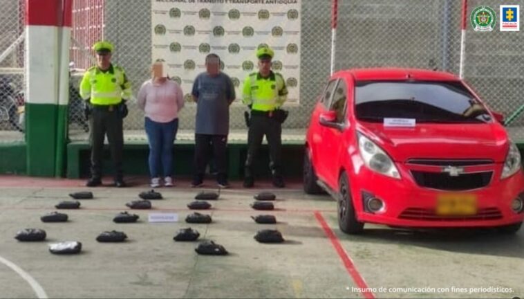 En la fotografía están los procesados con la droga incautada, el vehículo con la caleta y dos policías a los lados.