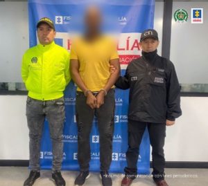 En la imagen se aprecia al capturado con el rostro difuminado, junto a un integrante de la Policía Nacional y un investigador del CTI. En la parte posterior