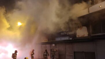 Atención: voraz incendio en centro comercial en pleno corazón de Cali