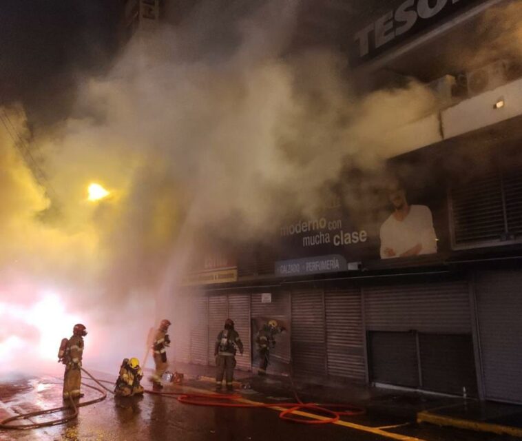 Atención: voraz incendio en centro comercial en pleno corazón de Cali