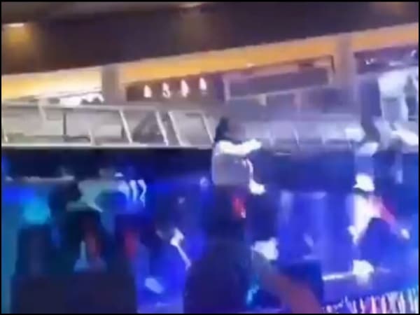 Bailarines fueron ‘aplastados’, parte del escenario les cayó encima y dejó varios heridos, en un centro comercial