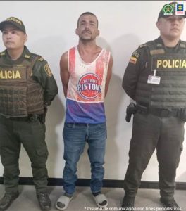 En la imagen se observa el capturado junto a dos uniformados de la Policía Nacional