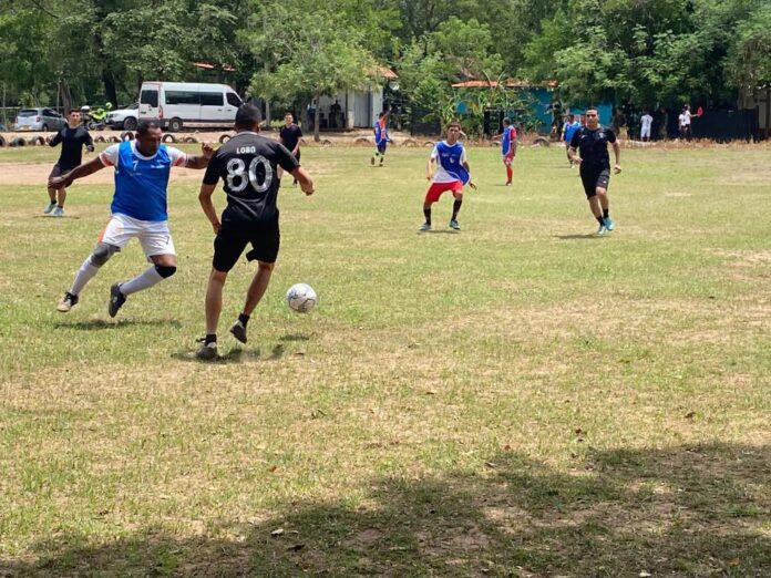 Un emocionante partido de fútbol, siendo uno de los juegos con los que se celebró la Semana por la Paz en Pondores, municipio de Fonseca, sur de La Guajira.