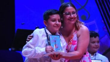 Con gran orgullo, el quindiano Oliver Bedoya ocupó el segundo lugar en el concurso nacional  ‘Ocobo de Oro’