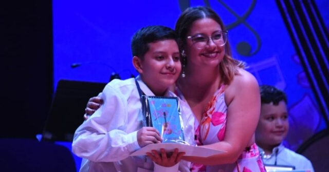 Con gran orgullo, el quindiano Oliver Bedoya ocupó el segundo lugar en el concurso nacional  ‘Ocobo de Oro’