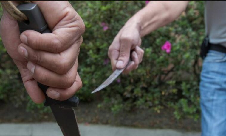 Crimen a puñal en Usme La víctima, un joven de unos 25 años y cuya identidad aún permanece bajo reserva, murió en una calle del barrio Marichuela (en Usme) luego de que un sujeto le propinara varias heridas causadas con arma blanca en medio de una aparatosa riña.