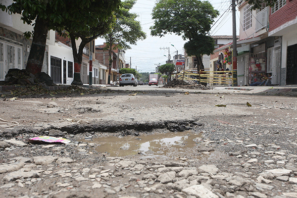 El notable deterioro de las vías puede llegar a provocar accidentes que afecten la seguridad de los habitantes de estos barrios.