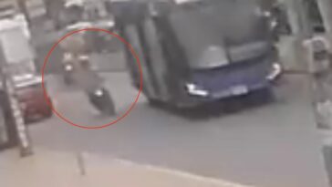 EN VIDEO: Motociclista murió tras chocar con una señal de Sitp en Engativá