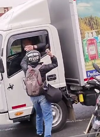 EN VIDEO: motociclista intentó apuñalar a conductor de un furgón El motociclista intentó agredir a un conductor de furgón en varias ocasiones por medio de la ventana del carro.