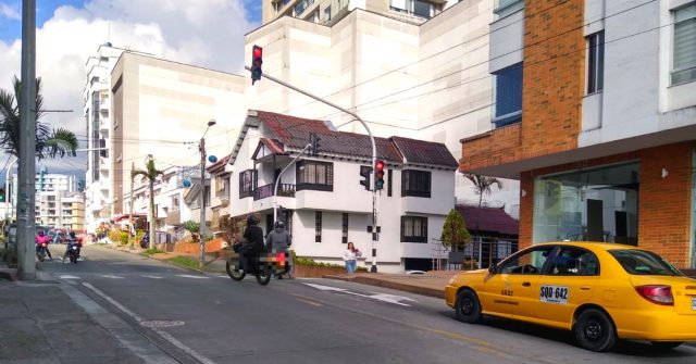 En Armenia, algunos motociclistas transitan con la placa cubierta o levantada para no ser identificados