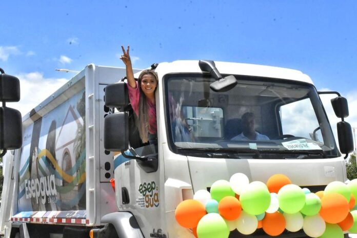 En el carro compactador estuvo Andreina García Pinto, gerente de Esepgua.