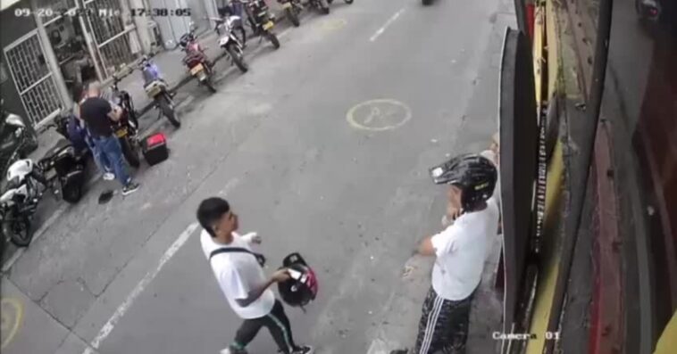 En el Centro de Manizales un conductor atropelló a un agente de tránsito y un motociclista