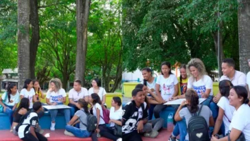 En parques y universidades Natalia presenta beneficios de la Tarjeta Joven