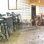 Entre agua y lodo está un colegio en Tuchín; estudiantes con clases paralizadas y sin ayuda