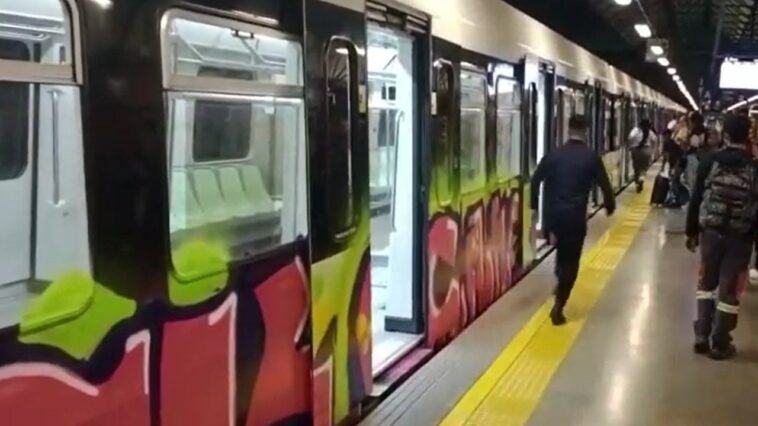 FOTOS Y VIDEO: ¡Lo llenaron de grafitis! Pintaron un tren del Metro de Medellín