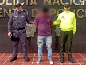 En cada imagen se ve a dos hombres detenidos bajo custodia de un integrante del CTI y de la Policía Nacional.