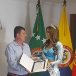 Gobernador de Risaralda impone banda de señorita Risaralda a Valentina González