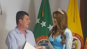 Gobernador de Risaralda impone banda de señorita Risaralda a Valentina González