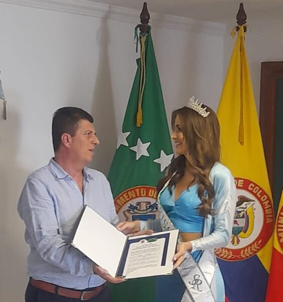 Gobernador de Risaralda impone banda de señorita Risaralda a Valentina González