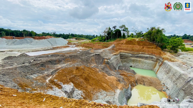 Zona afectada por la obtención de oro, es evidente la erosión y la perdida de vegetación, y se ven dos piscinas con agua evidentemente contaminada.