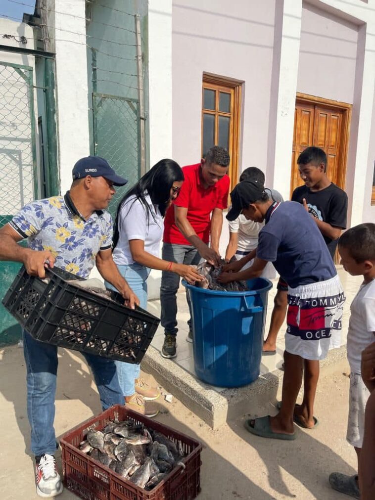 Habitantes de Villa Fátima en Riohacha recibieron pescados donados por la Dian a la Gobernación de La Guajira