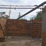 Jóvenes hacen ‘vaca’ para construir una escuela
