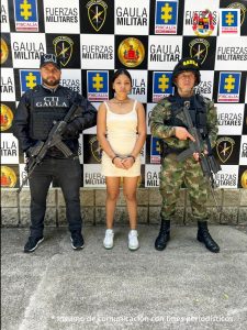 En la fotografía se encuentra la procesada con un servidor del CTI y otro del Ejército Nacional a sus lados, y detrás un pendón con logos de la Fiscalía y el gaula militar