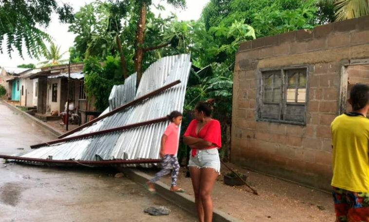 Lluvias y fuertes vientos causan daños en Chinú; hay viviendas destechadas