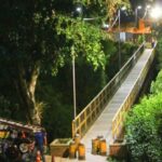 Puente que comunica al barrio Pinares con San Sur fue iluminado por la Alcaldía