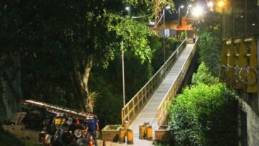 Puente que comunica al barrio Pinares con San Sur fue iluminado por la Alcaldía
