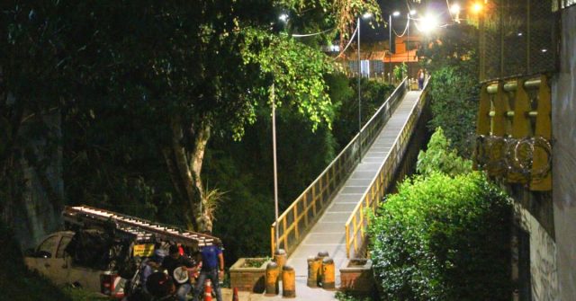 Puente que comunica al barrio Pinares con San Sur fue iluminado por la Alcaldía