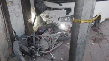 ÚLTIMA HORA: Accidente entre bus escolar y motociclista deja dos muertos Aparatoso accidente entre bus escolar y un motociclista deja dos personas muertas en Ciudad Bolívar.