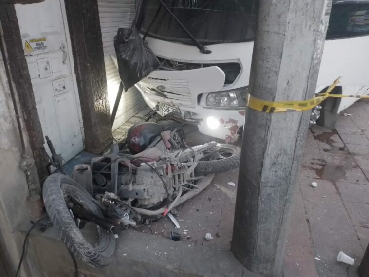 ÚLTIMA HORA: Accidente entre bus escolar y motociclista deja dos muertos Aparatoso accidente entre bus escolar y un motociclista deja dos personas muertas en Ciudad Bolívar.