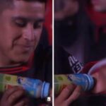 Un hincha del Colón alimentando a su bebé en el estadio, durante el partido