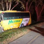 Un muerto y más de 20 heridos tras choque de bus con un árbol en la vía Cali - Palmira