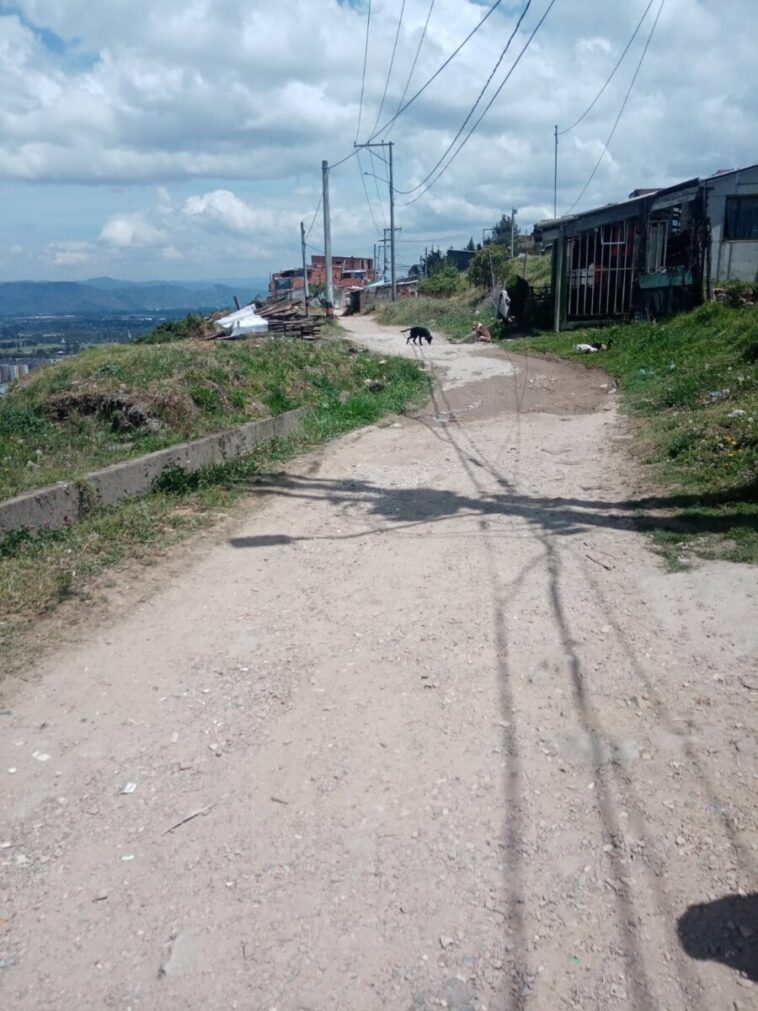 Un muerto y una mujer herida en vivienda de Usaquén “Eso fue una plomacera brava, acá ya estaba cada quien en su casa cuando fue que ¡pum, pum pum! Escuchamos la descarga. Yo le pongo que fueron unos 8 disparos, más o menos. Luego de eso pues salimos a ver qué había pasado y nos encontramos con esa escena, ella estaba muy malherida y él ya estaba muerto, no había nada que hacer, casi todos los disparos le cayeron al man. Luego llegó la policía y alcanzamos con otros vecinos a subir a la chica y se la llevaron para el médico. Y hasta ahí sabemos, de cómo fue o quien fue no tenemos ni idea”.