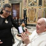Un ‘cuy sacerdote’ el regalo de la rectora de la Udenar al Papa en el encuentro de universidades