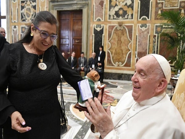 Un ‘cuy sacerdote’ el regalo de la rectora de la Udenar al Papa en el encuentro de universidades