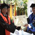 El licenciado magíster Wilson Velásquez, director del CREO y Wilman Bermúdez, alcalde del municipio de Santa Ana Magdalena, entregan certificado a graduada.