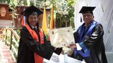 El licenciado magíster Wilson Velásquez, director del CREO y Wilman Bermúdez, alcalde del municipio de Santa Ana Magdalena, entregan certificado a graduada.