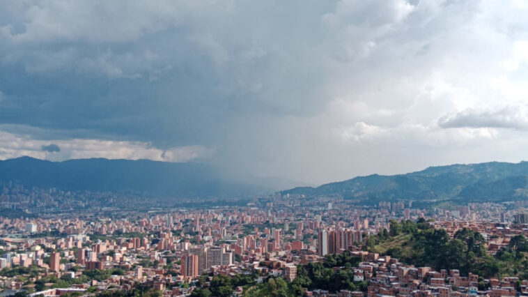 VIDEO.‘Salga bien cubierto’: Se reportan fuertes lluvias al Sur del Valle de Aburrá