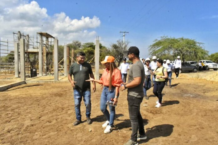 Delegados de Ecopetrol y Esepgua, realizando el recorrido, verificando el avance de la obra.