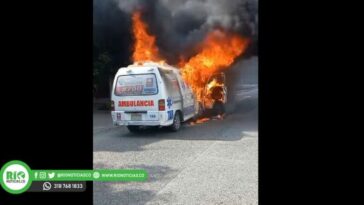 Video | Ambulancia se incendió y explotó en una vía al sur de Montería