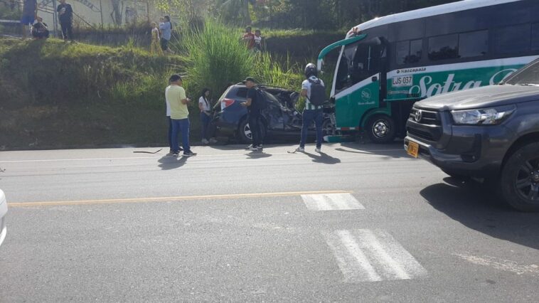 Accidente guarne - aeropuerto choque bus y auto